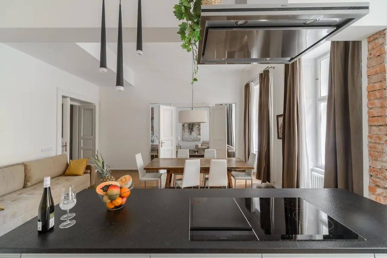 Spacious Apartment Near Wenceslas Square With Master Bed Praga 0*,  República Checa